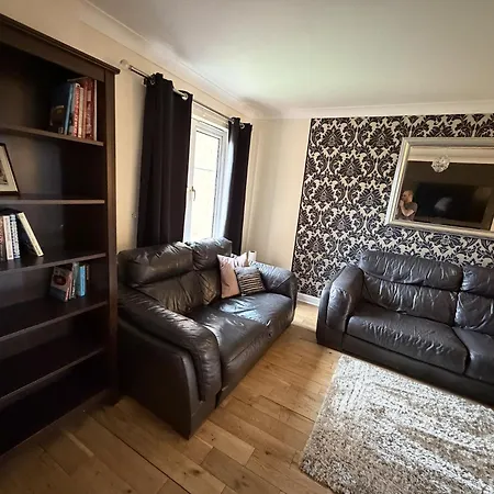 - Entire House - Free Parking , Free Super Fast Wifi , Private Garden & Parking Security Villa Glasgow