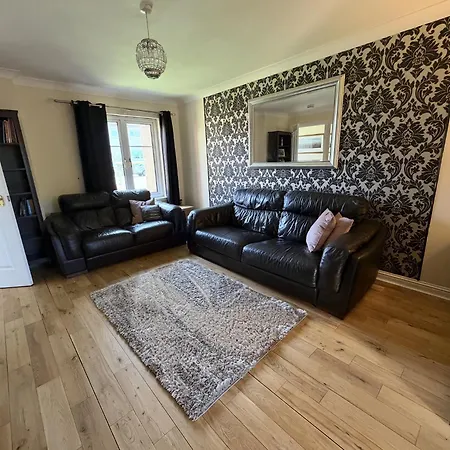 - Entire House - Free Parking , Free Super Fast Wifi , Private Garden & Parking Security Willa *