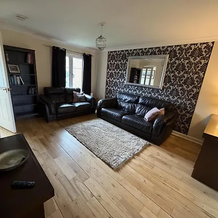 Villa - Entire House - Free Parking , Free Super Fast Wifi , Private Garden & Parking Security Glasgow