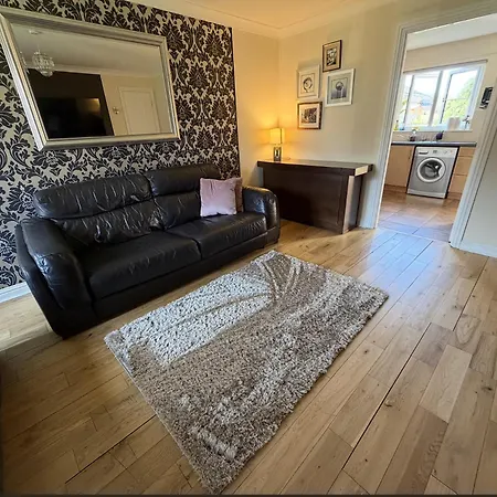 Villa - Entire House - Free Parking , Free Super Fast Wifi , Private Garden & Parking Security *