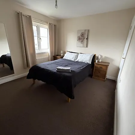 Villa - Entire House - Free Parking , Free Super Fast Wifi , Private Garden & Parking Security *