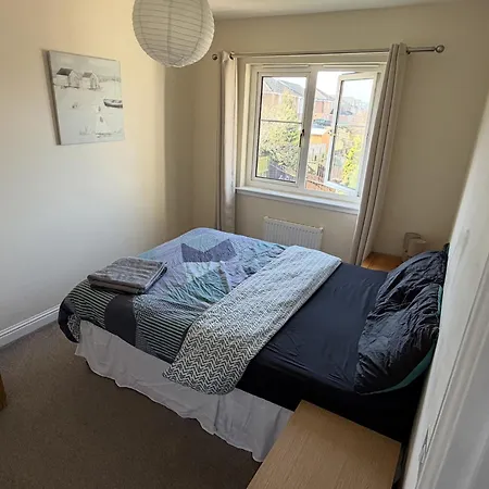 Willa - Entire House - Free Parking , Free Super Fast Wifi , Private Garden & Parking Security *