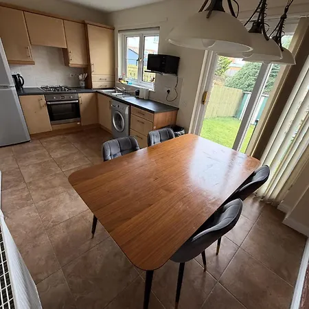 - Entire House - Free Parking , Free Super Fast Wifi , Private Garden & Parking Security Villa