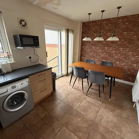 Villa - Entire House - Free Parking , Free Super Fast Wifi , Private Garden & Parking Security *