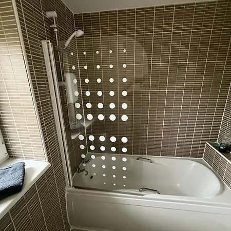 - Entire House - Free Parking , Free Super Fast Wifi , Private Garden & Parking Security Villa