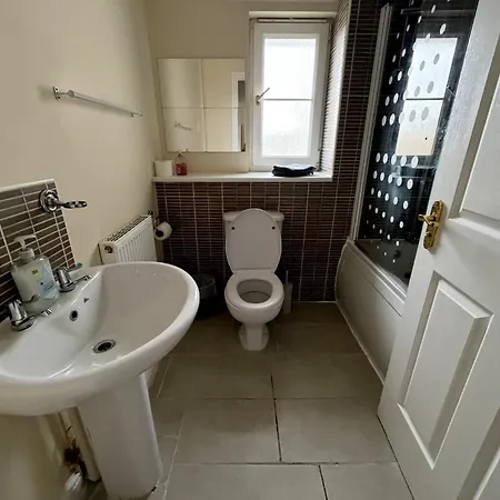 Villa - Entire House - Free Parking , Free Super Fast Wifi , Private Garden & Parking Security Glasgow