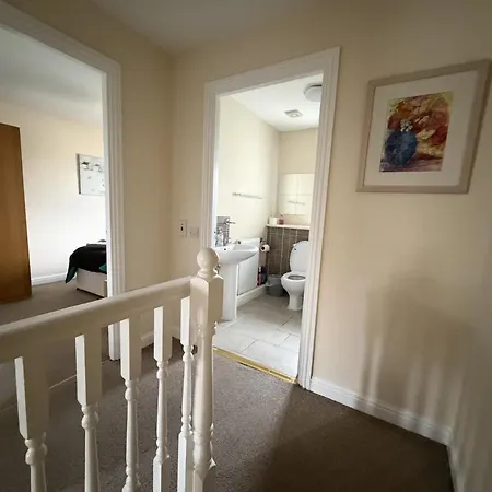 Villa - Entire House - Free Parking , Free Super Fast Wifi , Private Garden & Parking Security *
