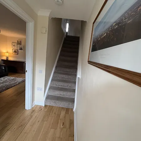 Villa - Entire House - Free Parking , Free Super Fast Wifi , Private Garden & Parking Security *