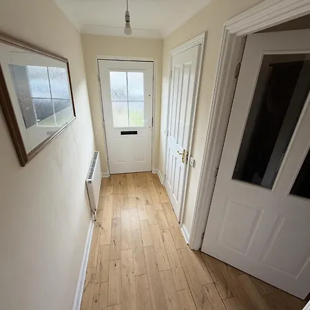 Willa - Entire House - Free Parking , Free Super Fast Wifi , Private Garden & Parking Security *