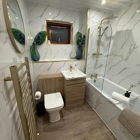 2 Bed Entire Upper Flat In