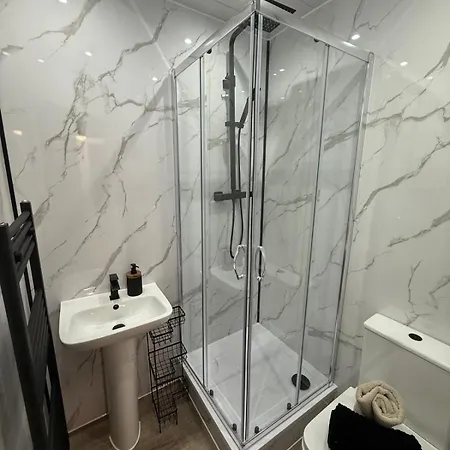 Apartament 2 Bed Entire Upper Flat In *