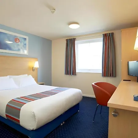 Travelodge Airport 3*
