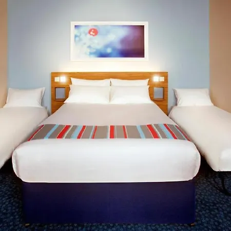 Travelodge Airport 3*