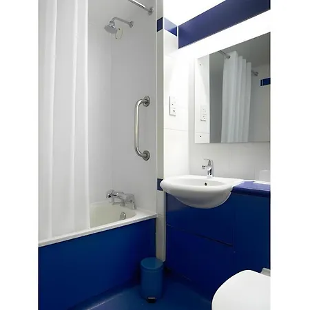 Travelodge Airport 3*