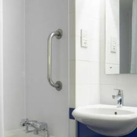 Travelodge Airport 호텔 3*