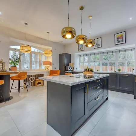 Beautiful 4 Bed Sandstone