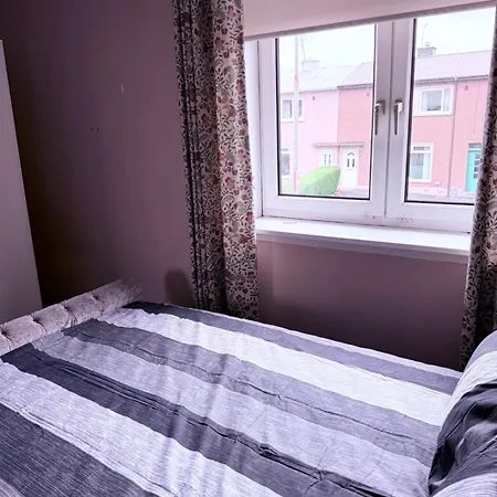 3 Bedroom House Newlands Глазго