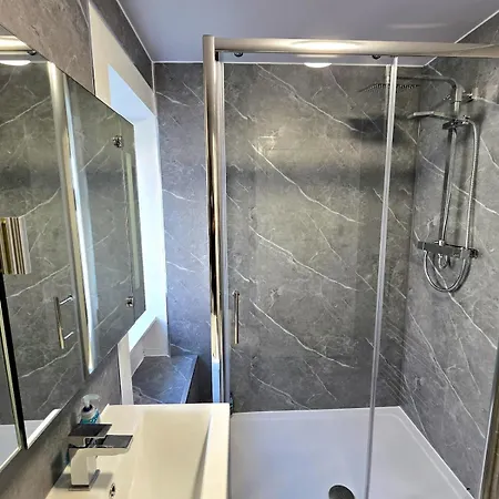 Bright And Cozy 3br Near Hampden Park Nyaraló
