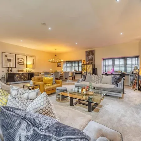 Beautiful 4 Bed Sandstone *