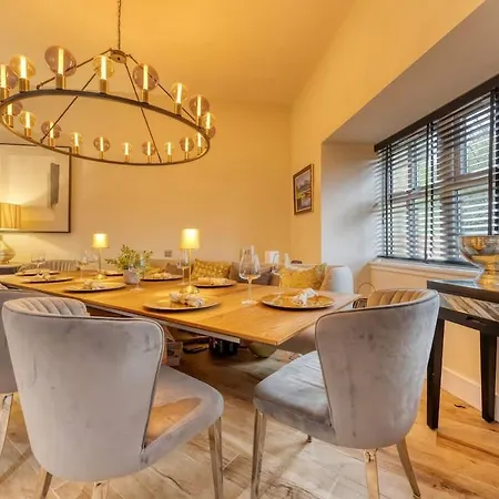 Ferienhaus Beautiful 4 Bed Sandstone *