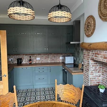 別荘 Charming 3-bedroom House