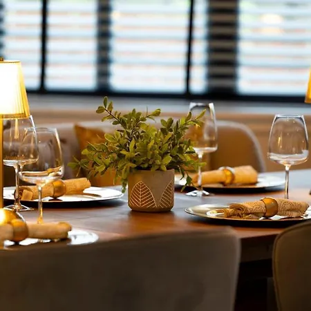 Beautiful 4 Bed Sandstone *