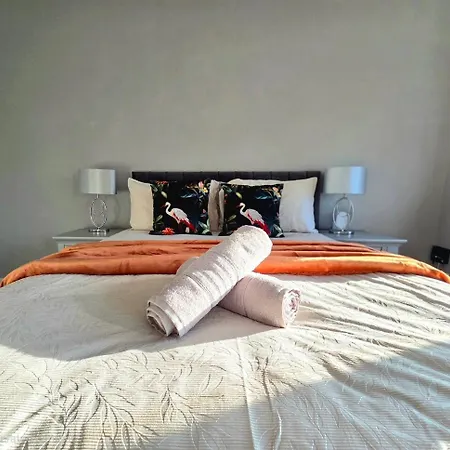 בית נופש Bright And Cozy 3br Near Hampden Park