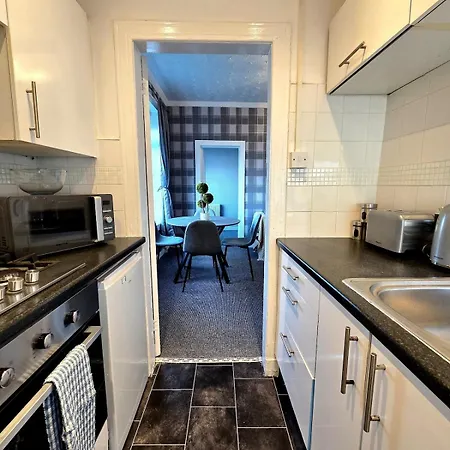 Bright And Cozy 3br Near Hampden Park Semesterbostad