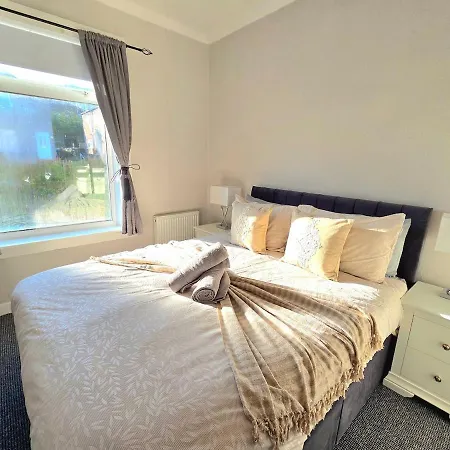 Bright And Cozy 3br Near Hampden Park גלאזגו