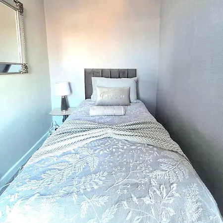 Bright&cozy 3br Near Hampden Park