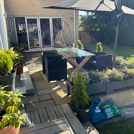 Beautiful 4 Bed Sandstone