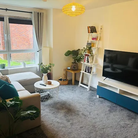 Modern Ground Floor 2 Bed Secure Parking & Perfect For City- Celticemirates Stadium Apartment