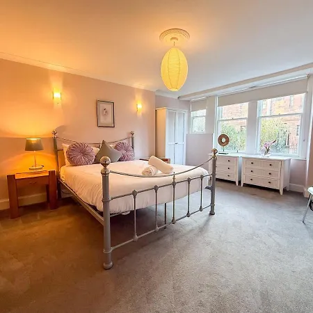 Spacious Three Storey West End - 3 Bedroom Apartament Glasgow
