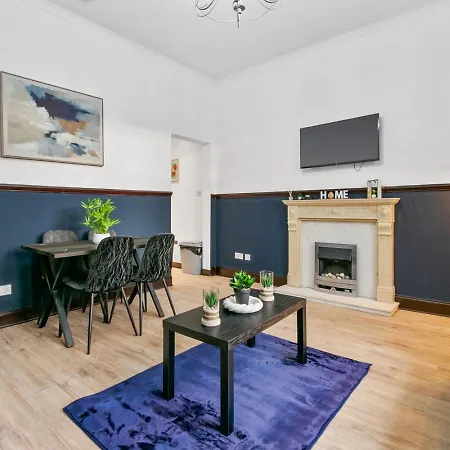 Free Parking - Sleeps 6 - 2 Bedrooms - Great Transport Links *