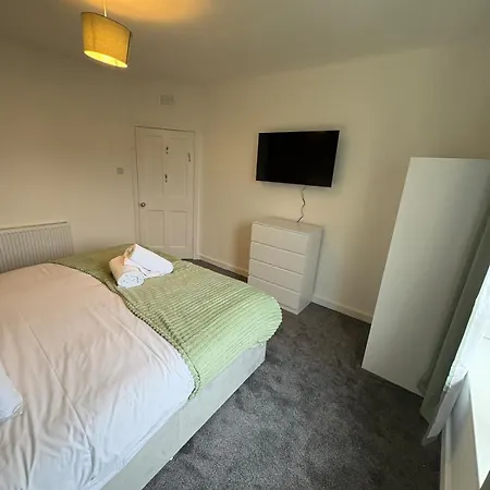 In Glasgow3br -ziplinks - Sleeps 6 G51 Glasgow