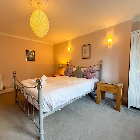 Spacious Three Storey West End - 3 Bedroom *