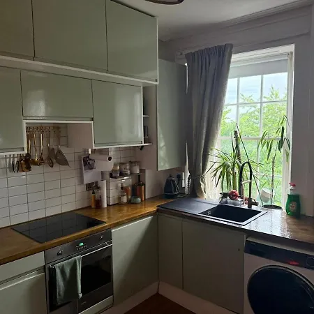 Stylish 2 Bedroom West End Flat