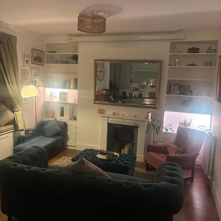 Stylish 2 Bedroom West End Flat *