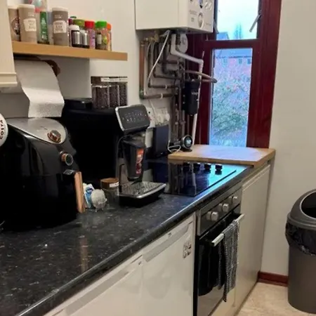 Apartman 2 Bed Flat - Sleeps 4 - Parking - Wifi