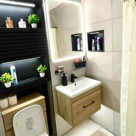 아파트 2 Bed Flat - Sleeps 4 - Parking - Wifi *