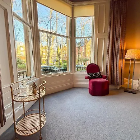 Spacious Three Storey West End - 3 Bedroom דירה *