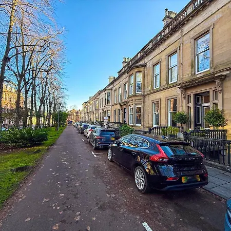 Spacious Three Storey West End - 3 Bedroom * Glasgow