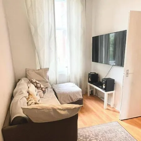 2 Bed Flat - Sleeps 4 - Parking - Wifi Apartment *