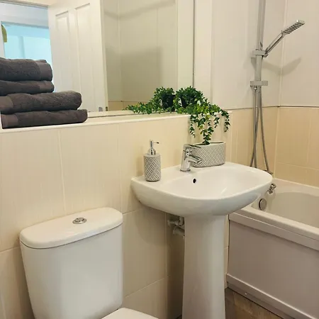 Apartment Modern Ground Floor 2 Bed Secure Parking & Perfect For City- Celticemirates Stadium *