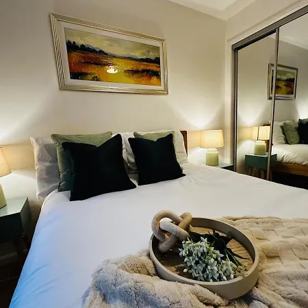 Modern 2 Bedroom Ground Floor Near Centre