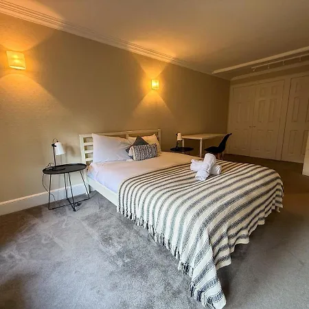 Spacious Three Storey West End - 3 Bedroom Apartament