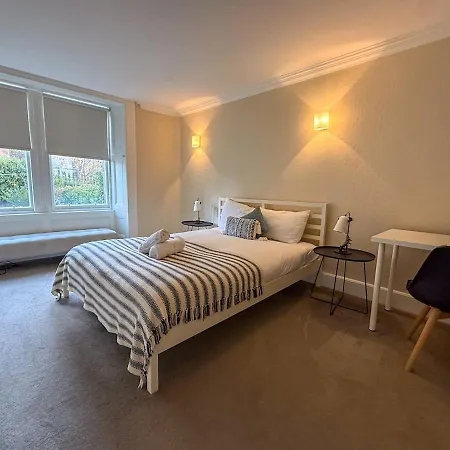 דירה Spacious Three Storey West End - 3 Bedroom