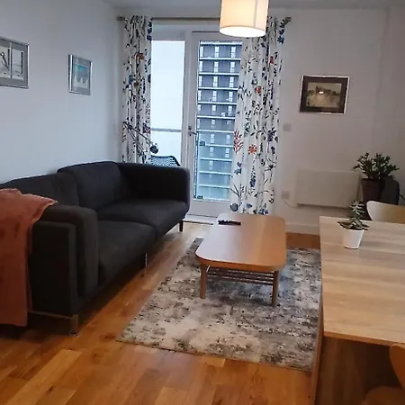 Executive Riverside With Workspace & Fast Wifi Glasgow