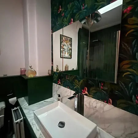 Stylish 2 Bedroom West End Flat Апартаменты *