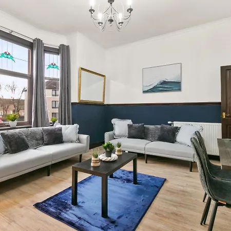 Free Parking - Sleeps 6 - 2 Bedrooms - Great Transport Links